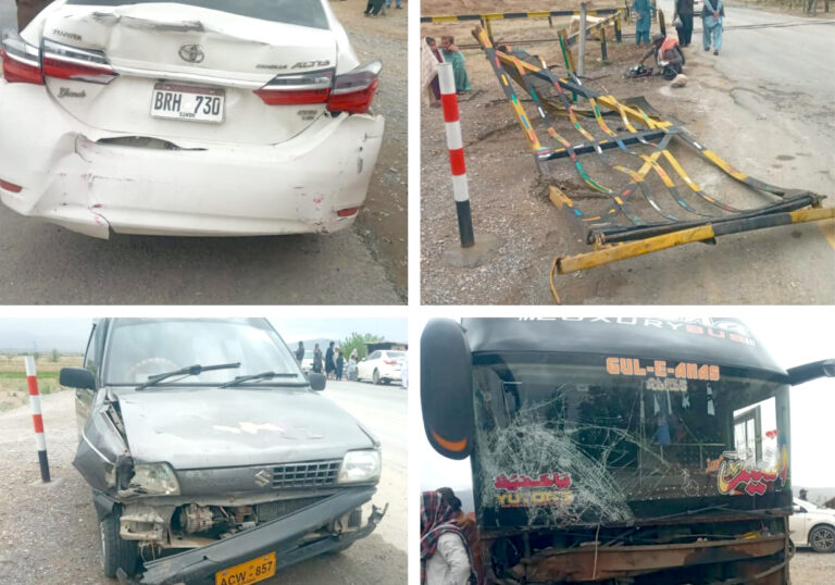 ولی خان بائی پاس پر ٹریفک حادثہ، تین گاڑیوں سمیت ریلوے پھاٹک کو نقصان