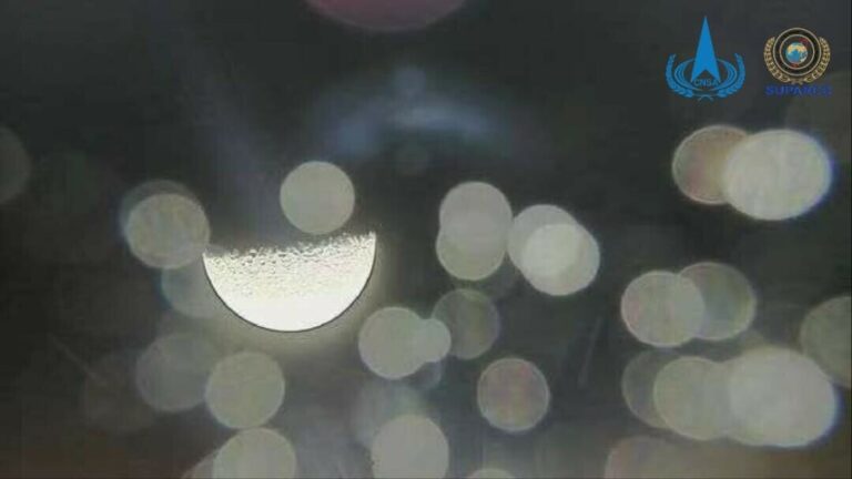 آئی کیوب قمر چاند کے مدار میں داخل ہوگیا، تصاویر شائع کردی گئی